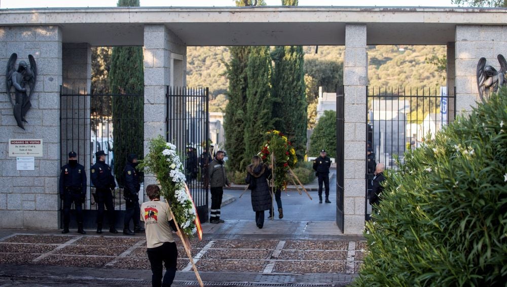  Llegada de coronas de flores al cementerio de El Pardo-Mingorrubio