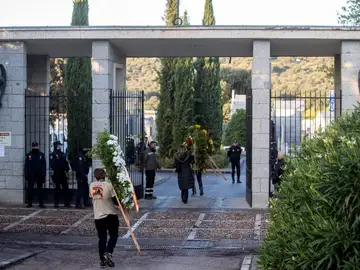 Llegada de coronas de flores al cementerio de El Pardo-Mingorrubio Llegada de coronas de flores al cementerio de El Pardo-Mingorrubio