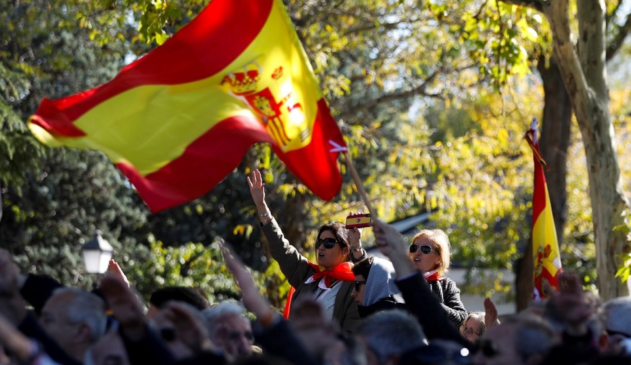 Un grupo de personas realizando gestos fascistas se concentran en el acceso del cementerio de El Pardo-Mingorrubio Un grupo de personas realizando gestos fascistas se concentran en el acceso del cementerio de El Pardo-Mingorrubio