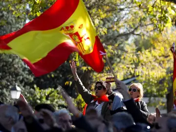 Un grupo de personas realizando gestos fascistas se concentran en el acceso del cementerio de El Pardo-Mingorrubio Un grupo de personas realizando gestos fascistas se concentran en el acceso del cementerio de El Pardo-Mingorrubio