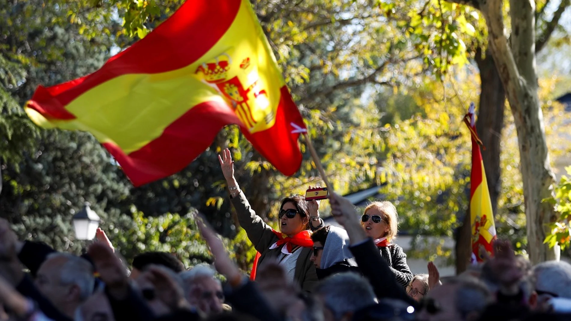 Un grupo de personas realizando gestos fascistas se concentran en el acceso del cementerio de El Pardo-Mingorrubio Un grupo de personas realizando gestos fascistas se concentran en el acceso del cementerio de El Pardo-Mingorrubio