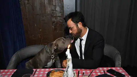 Justin Theroux junto a Kuma Justin Theroux junto a Kuma