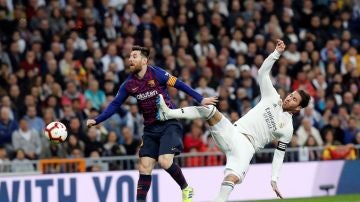 Sergio Ramos intenta despejar un pase hacia Messi