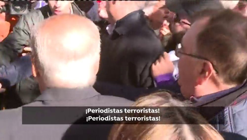 Dan dos puñetazos a una periodista de Antena 3 Noticias en la concentración contra la exhumación de Franco 