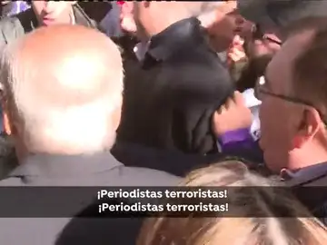Dan dos puñetazos a una periodista de Antena 3 Noticias en la concentración contra la exhumación de Franco Dan dos puñetazos a una periodista de Antena 3 Noticias en la concentración contra la exhumación de Franco