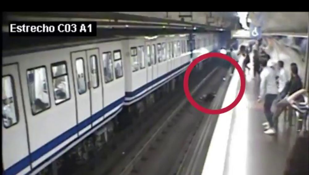Una joven cae a las vías del Metro