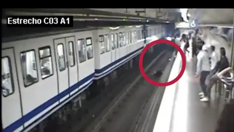 Una joven cae a las vías del Metro Una joven cae a las vías del Metro