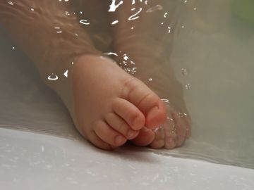 Imagen de archivo de un bebé en la bañera.