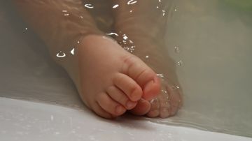 Imagen de archivo de un bebé en la bañera.