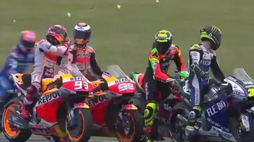 Momento de la bronca de Marc Márquez a Jorge Lorenzo Momento de la bronca de Marc Márquez a Jorge Lorenzo