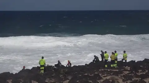 Al menos cinco muertos y varios desaparecidos al naufragar una patera en Lanzarote Al menos cinco muertos y varios desaparecidos al naufragar una patera en Lanzarote