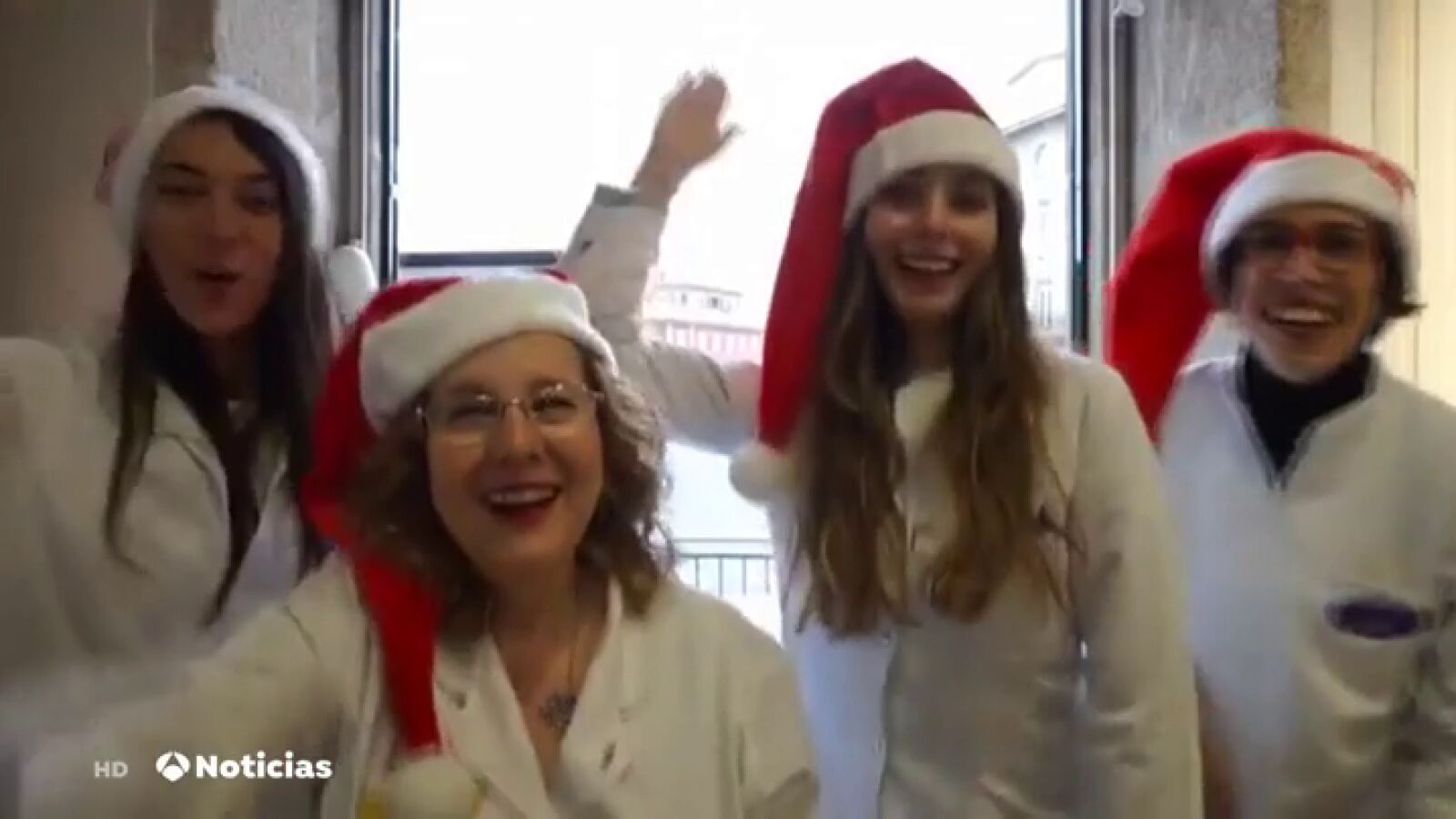 Los empleados de una farmacia de A Coruña cantan y bailan para vender sus productos