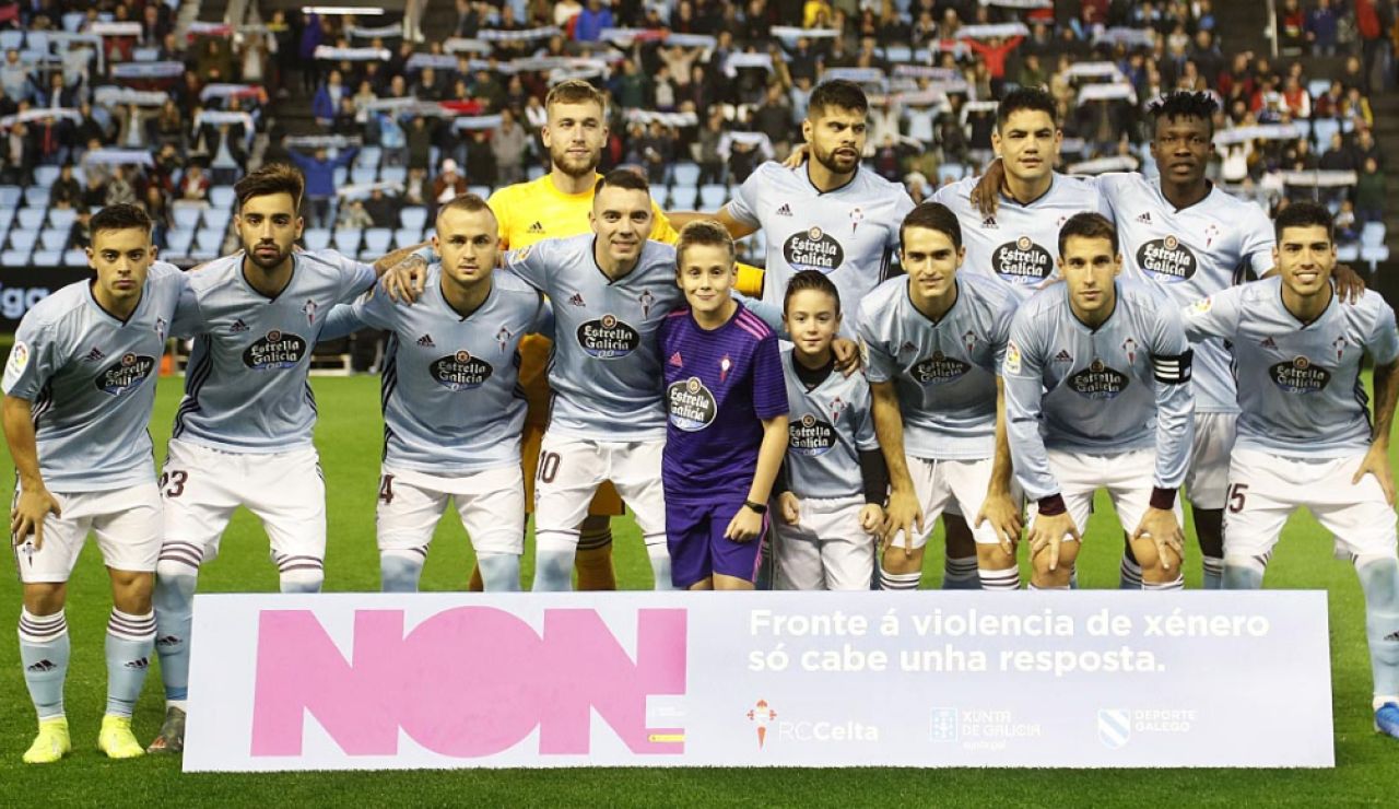 Los jugadores del Celta con la pancarta contra la violencia de género Los jugadores del Celta con la pancarta contra la violencia de género