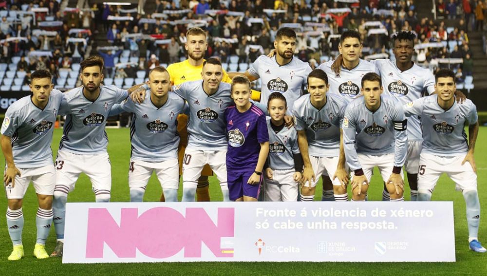 Los jugadores del Celta con la pancarta contra la violencia de género