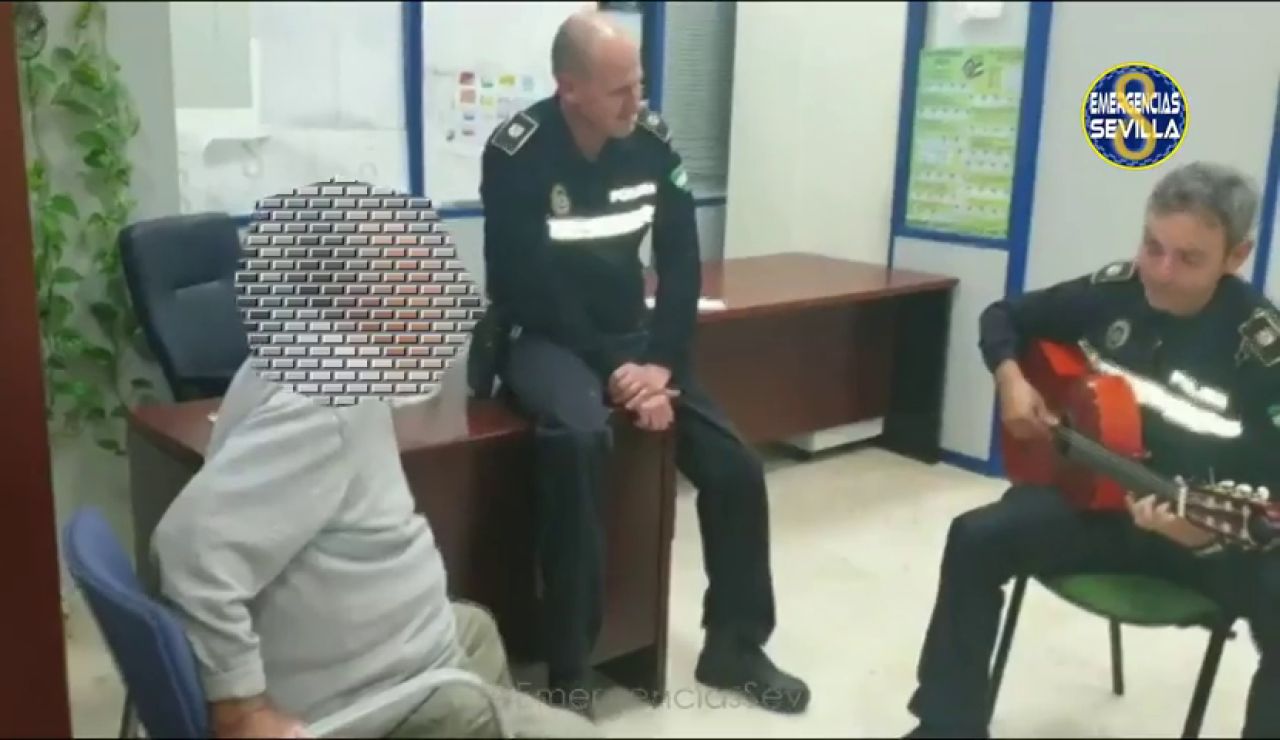 Un policía toca la guitarra para tranquilizar a un hombre con alzheimer Un policía toca la guitarra para tranquilizar a un hombre con alzheimer