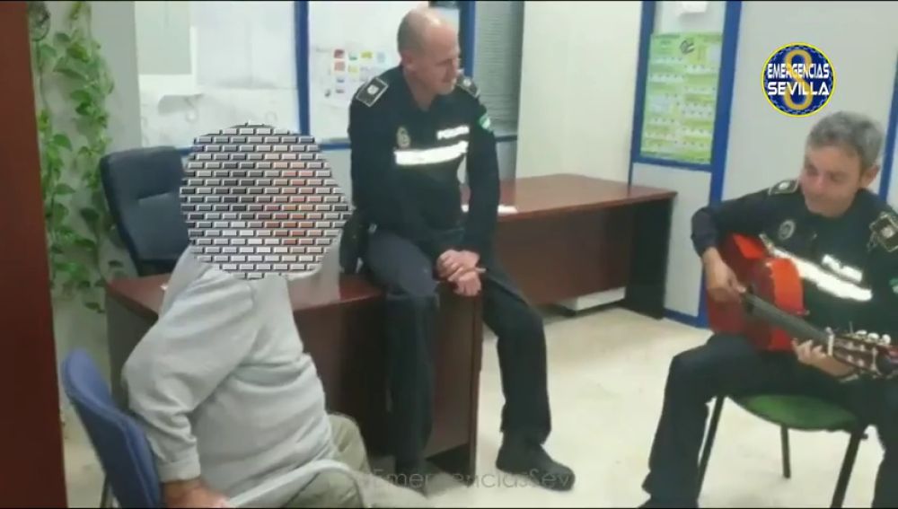 Un policía toca la guitarra para tranquilizar a un hombre con alzheimer