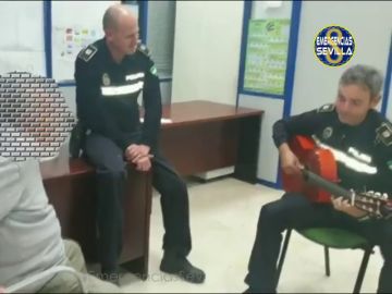 Un policía toca la guitarra para tranquilizar a un hombre con alzheimer