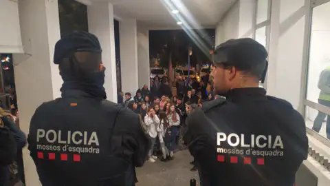 Los Mossos d'Esquadra a la entrada del acto Los Mossos d'Esquadra a la entrada del acto