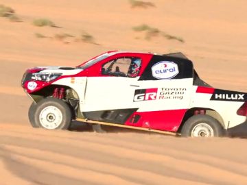 Las increíbles imágenes inéditas de Fernando Alonso en las dunas de Arabia Saudía antes del Dakar