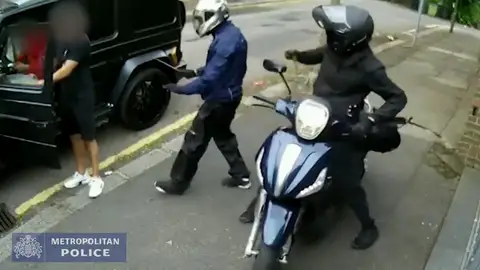 Filtran nuevas imágenes del intento de robo a Özil y Kolasinac en Londres Filtran nuevas imágenes del intento de robo a Özil y Kolasinac en Londres