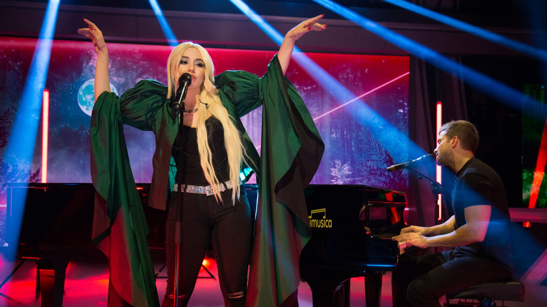 Pablo Albor&aacute;n y Ava Max sorprenden cantando 'Tab&uacute;' en 'El Hormiguero 3.0'