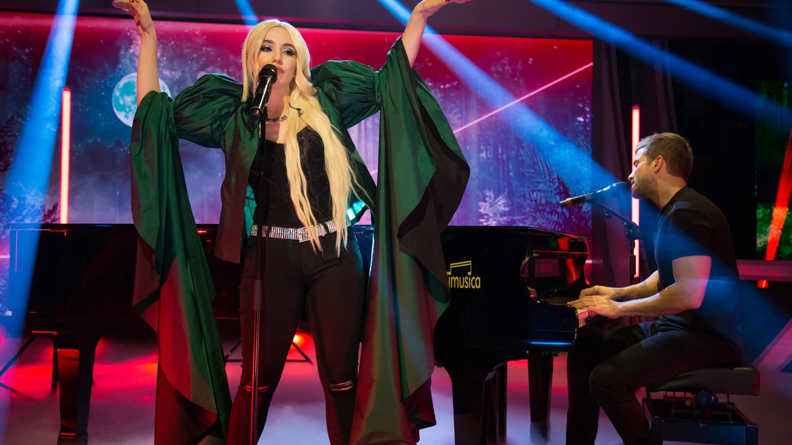 Pablo Alborán y Ava Max sorprenden cantando 'Tabú' en 'El Hormiguero 3.0' Pablo Alborán y Ava Max sorprenden cantando 'Tabú' en 'El Hormiguero 3.0'
