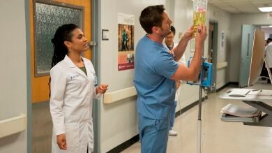 Max Goodwin intenta compatibilizar su trabajo y su tratamiento, este jueves en 'New Amsterdam'