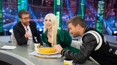 Pablo Alborán, Ava Max y Pablo Motos disfrutan de una deliciosa tortilla de patatas en directo en 'El Hormiguero 3.0'