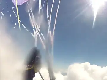La increíble imagen de un parapente que se congela al atravesar una nube La increíble imagen de un parapente que se congela al atravesar una nube