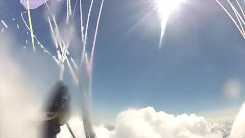 La increíble imagen de un parapente que se congela al atravesar una nube La increíble imagen de un parapente que se congela al atravesar una nube