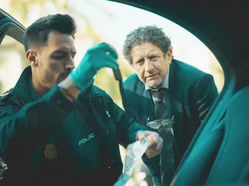 Zapata detiene a Ángel como sospechoso del asesinato de Philip Norman Zapata detiene a Ángel como sospechoso del asesinato de Philip Norman