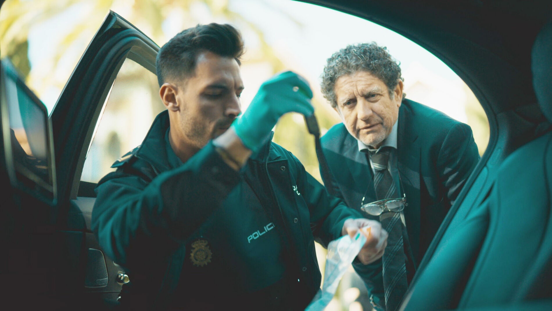 Zapata detiene a Ángel como sospechoso del asesinato de Philip Norman 