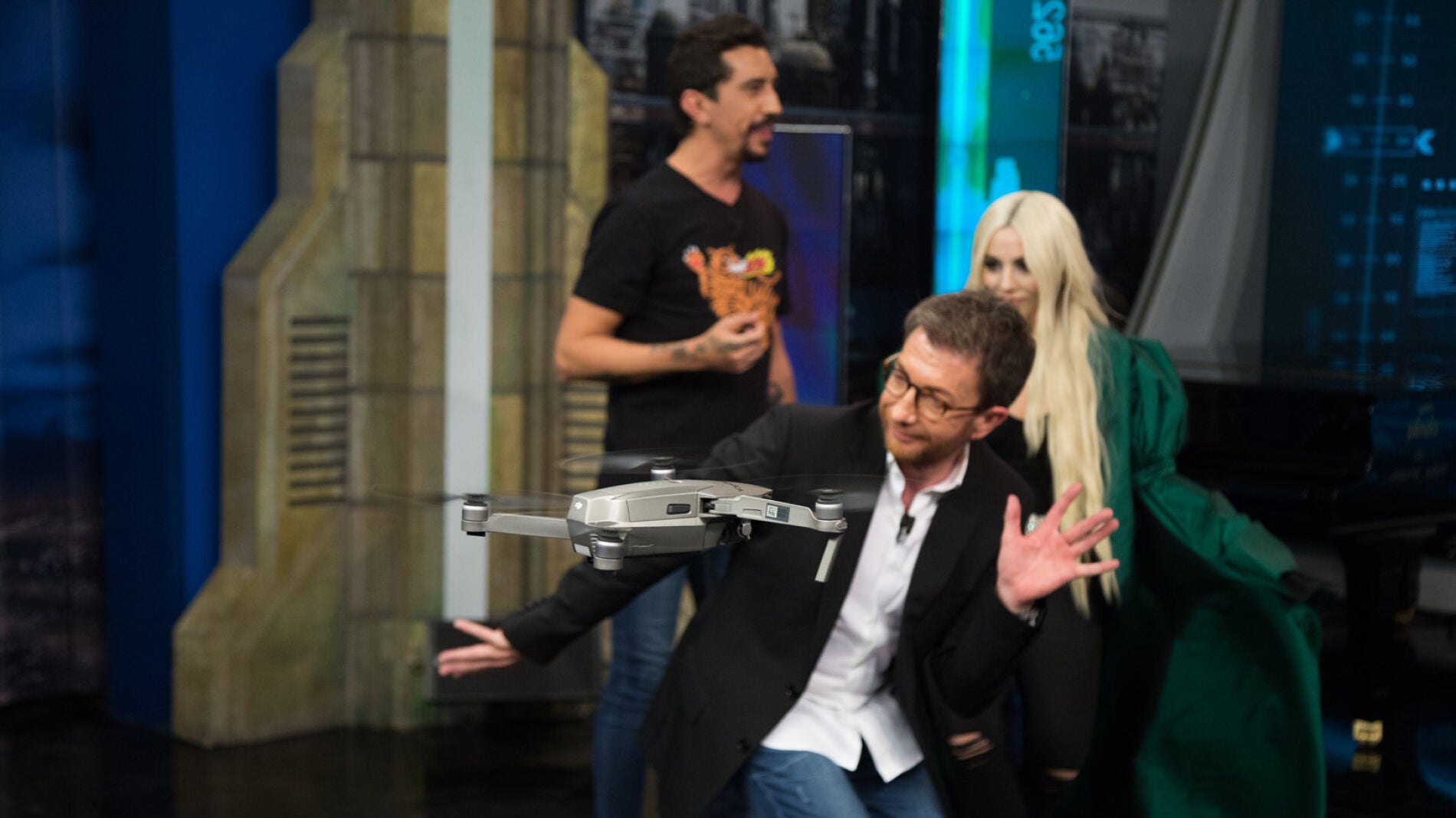 Pablo Albor&aacute;n y Ava Max, fascinados con las h&eacute;lices in-quietas de 'El Hormiguero 3.0'