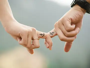 Pareja entrelazando sus dedos Pareja entrelazando sus dedos