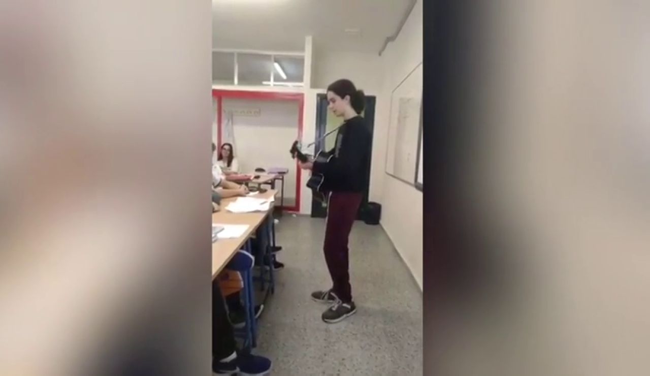 La divertida exposición de un alumno sobre el mester de juglaría: compone una canción que se hace viral La divertida exposición de un alumno sobre el mester de juglaría: compone una canción que se hace viral