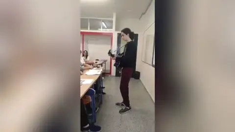 La divertida exposición de un alumno sobre el mester de juglaría: compone una canción que se hace viral La divertida exposición de un alumno sobre el mester de juglaría: compone una canción que se hace viral