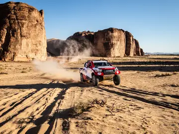 Fernando Alonso y Marc Coma, en el Ula Neom Rally de Arabia Saudí Fernando Alonso y Marc Coma, en el Ula Neom Rally de Arabia Saudí