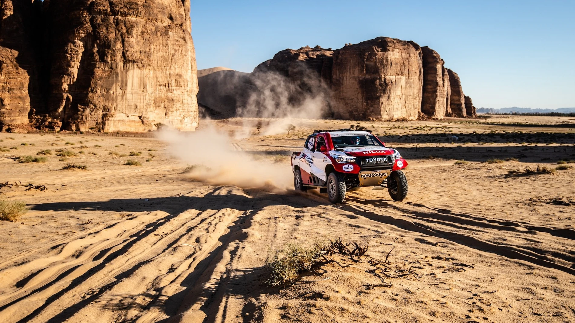 Fernando Alonso y Marc Coma, en el Ula Neom Rally de Arabia Saudí Fernando Alonso y Marc Coma, en el Ula Neom Rally de Arabia Saudí