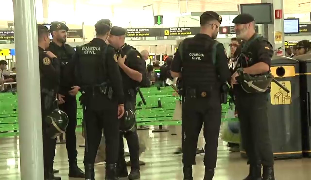 Quejas de policías y guardias civiles por las condiciones del despliegue en Cataluña Quejas de policías y guardias civiles por las condiciones del despliegue en Cataluña
