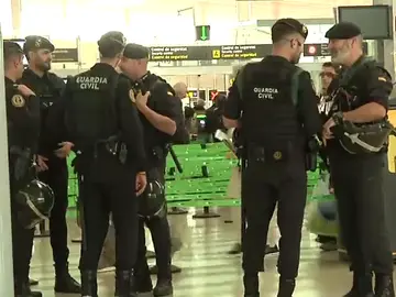 Quejas de policías y guardias civiles por las condiciones del despliegue en Cataluña Quejas de policías y guardias civiles por las condiciones del despliegue en Cataluña