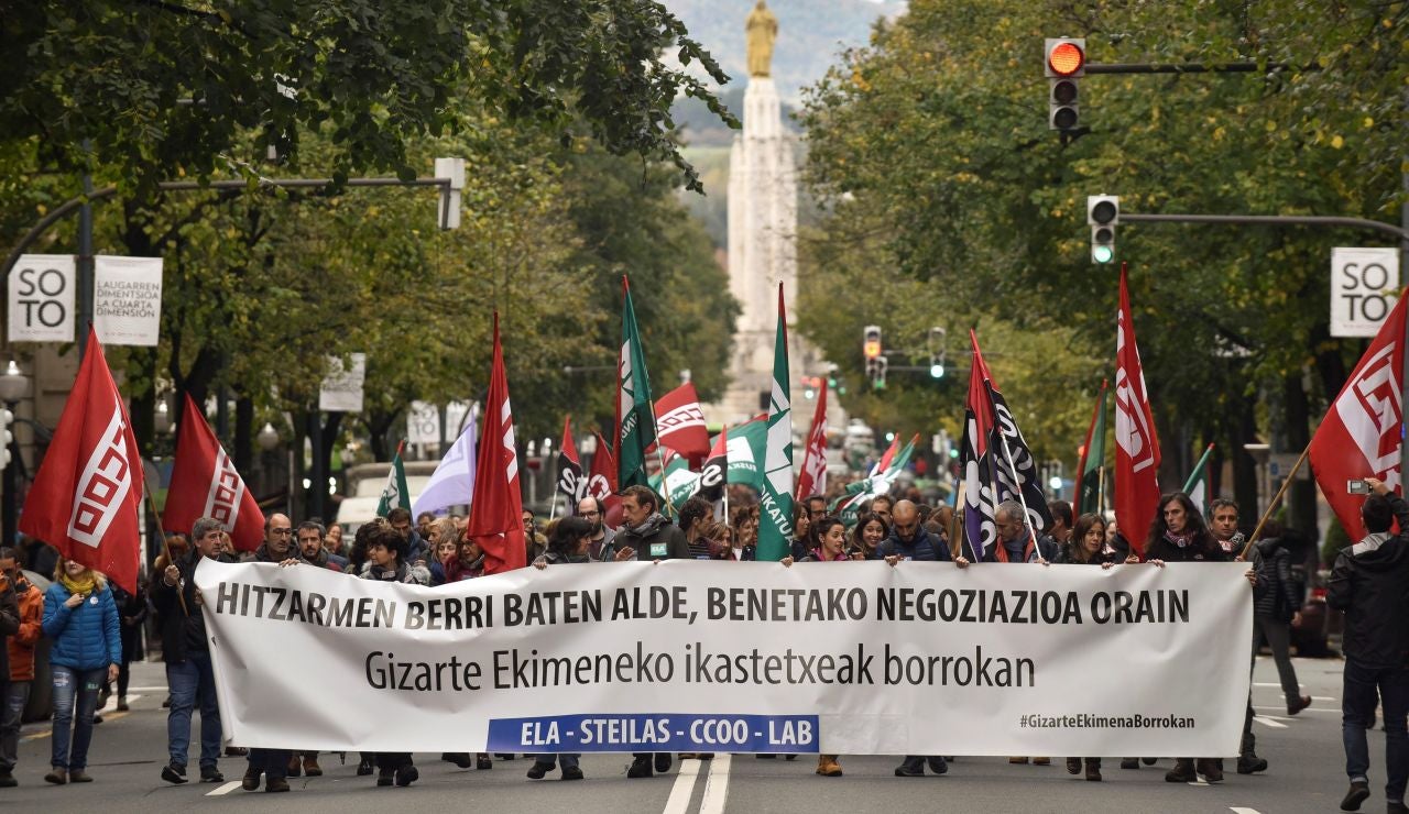 Trabajadores de la enseñanza concertada en huelga se manifiestan en Bilbao Trabajadores de la enseñanza concertada en huelga se manifiestan en Bilbao