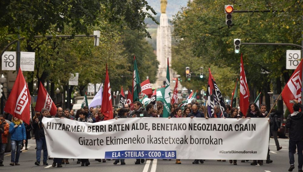 Trabajadores de la enseñanza concertada en huelga se manifiestan en Bilbao