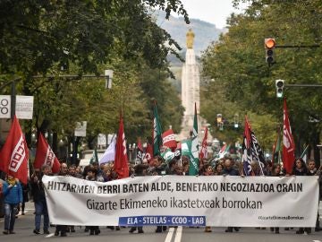 Trabajadores de la enseñanza concertada en huelga se manifiestan en Bilbao