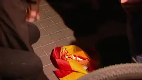 Queman una bandera de España en Barcelona Queman una bandera de España en Barcelona
