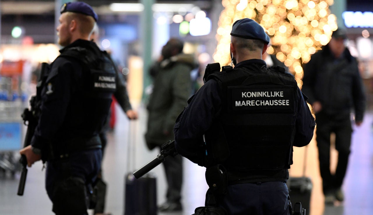 Policía en el Aeropuerto de Ámsterdam