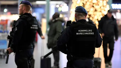 Policía en el Aeropuerto de Ámsterdam Policía en el Aeropuerto de Ámsterdam
