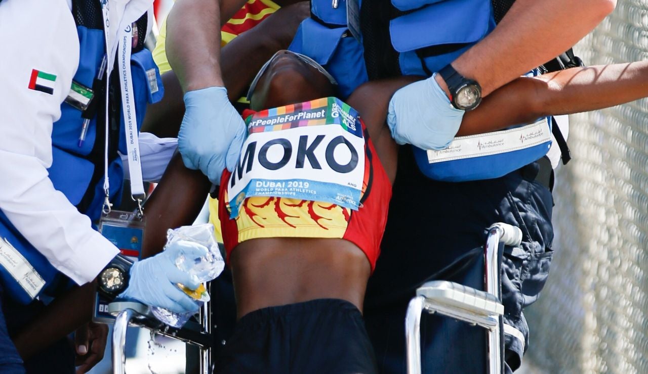 Juliana Ngleya Moko es atendida tras sufrir el colapso Juliana Ngleya Moko es atendida tras sufrir el colapso