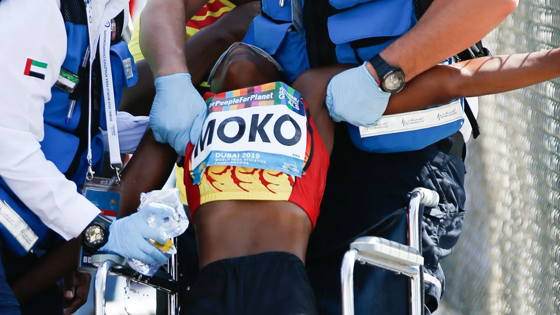 Juliana Ngleya Moko es atendida tras sufrir el colapso Juliana Ngleya Moko es atendida tras sufrir el colapso