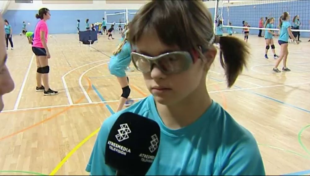 Laia, la niña con síndrome de Down, cumplirá su sueño en la Copa de Voleibol