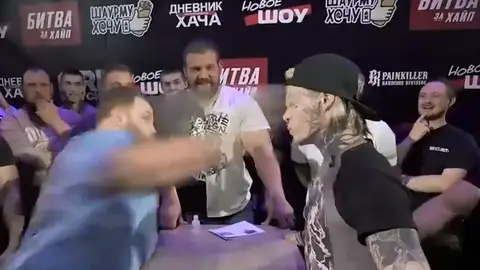 Vasily golpeando duramente a su rival Vasily golpeando duramente a su rival